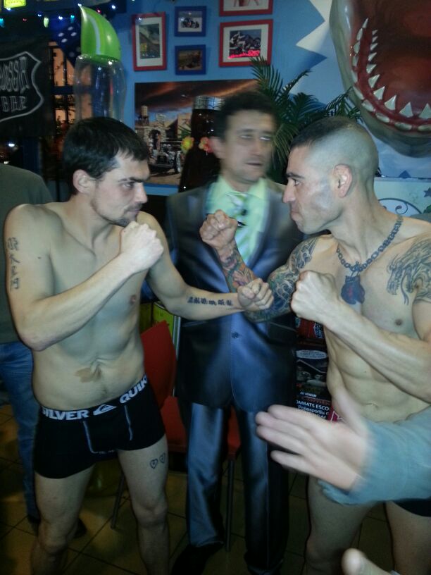Boxeo, Euskadi: Andoni Gago frente al tatuado Kiko Amarillo durante el pesaje para su combate en Viladecans
