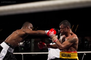 Boxeo profesional, Bilbao: Nacho Mendoza ataca a Santos Medrano en el ring del frontón Bizkaia