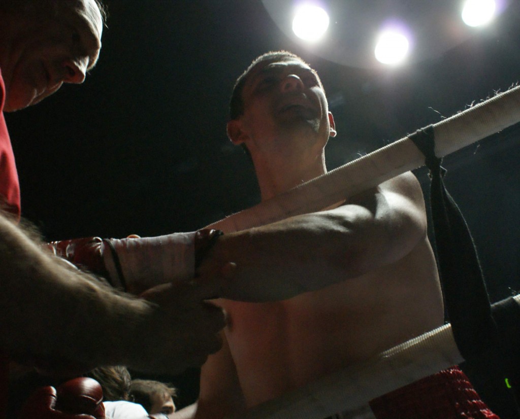 El boxeador profesional Andoni Gago aguarda que le quiten las vendas tras un combate en Bilbao
