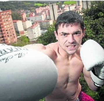 Boxeo profesional: Andoni Gago, con el barrio bilbaíno de Otxarkoaga al fondo (Foto de David de Haro para DEIA)
