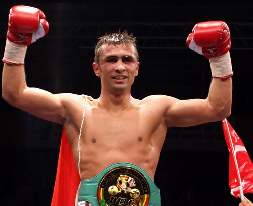 Selcuck Aydim, boxeo, turquía, luce el cinturón de campeón Internacional de la WBC
