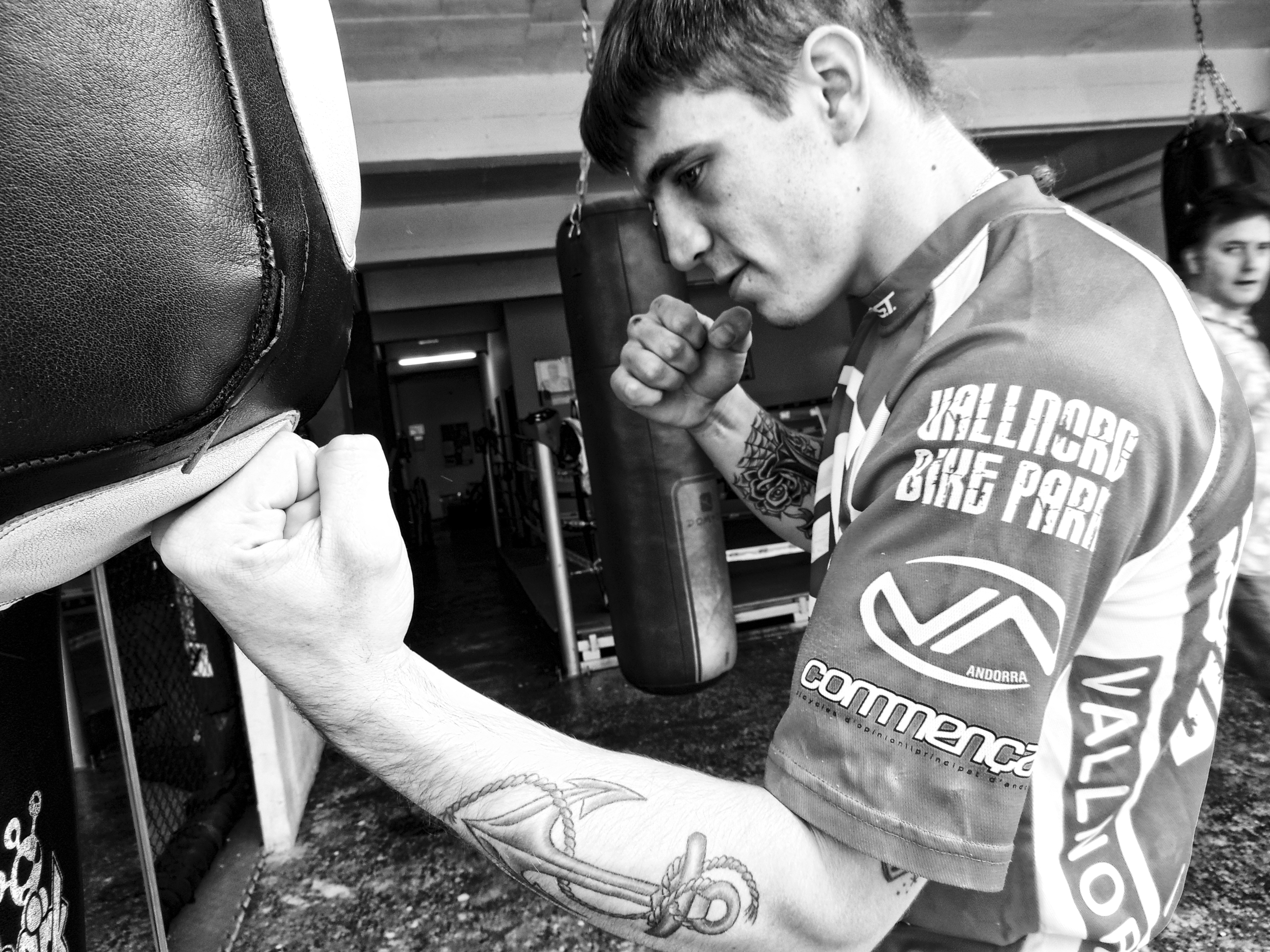 El boxeador profesional Kerman Lejarraga golpea durante entrenamiento