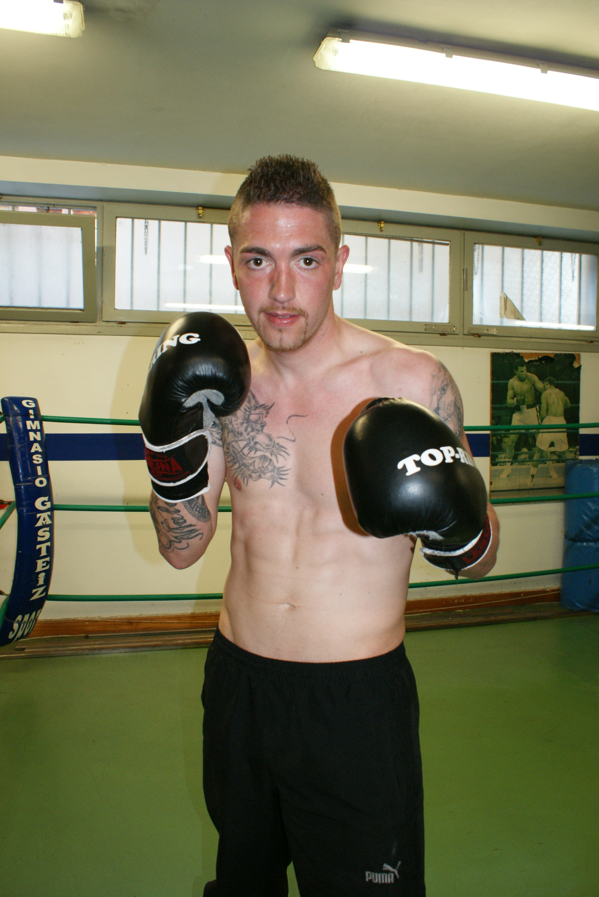Andoni Alonso, boxeador profesional vitoriano del peso ligero en el gimnasio en el que entrena, el Gasteiz Sport 