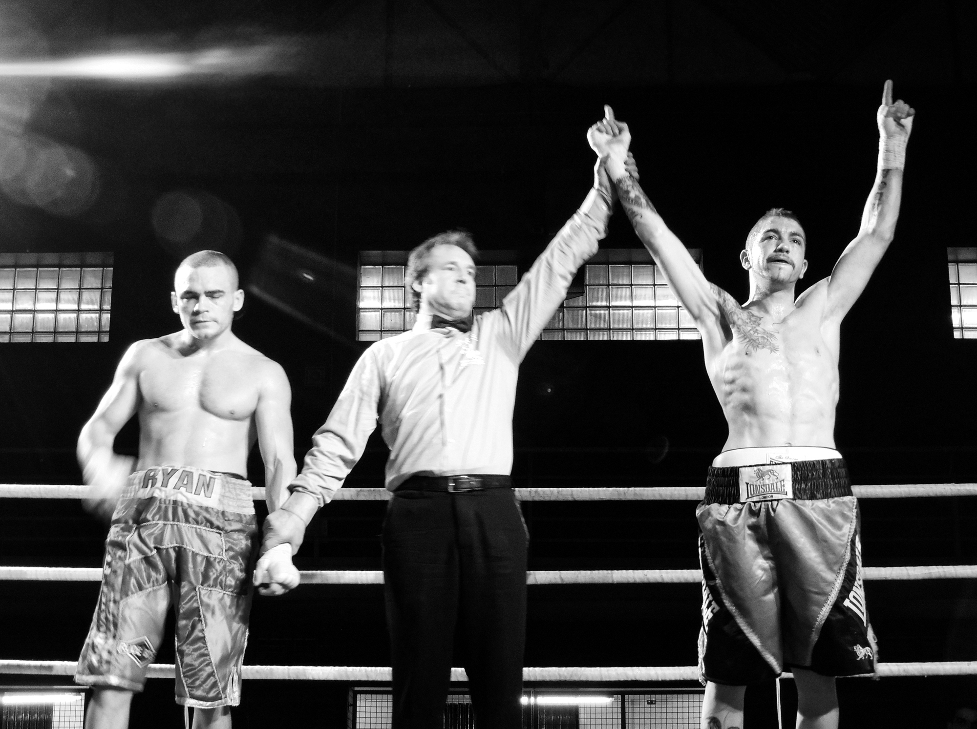 Boxeo, Vitoria Gasteiz: El árbitro proclama vencedor por decisión unánime a un exultante Andoni Alonso. (Foto: Iñaki Mendizabal)