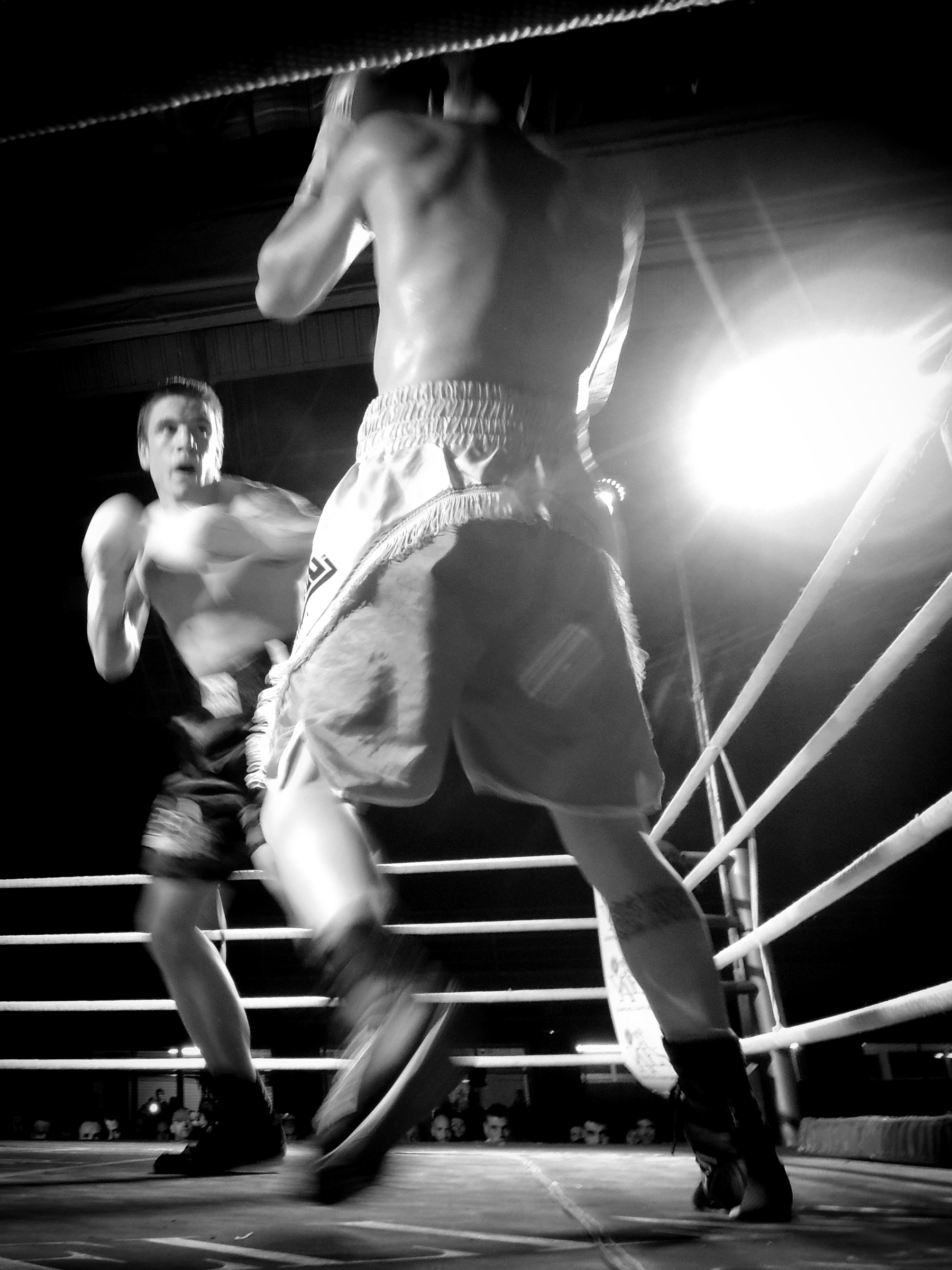 Boxeo, Vitoria Gasteiz: Kerman Lejarraga amartilla la derecha ante Fran González. (Foto: Iñaki Mendizabal)
