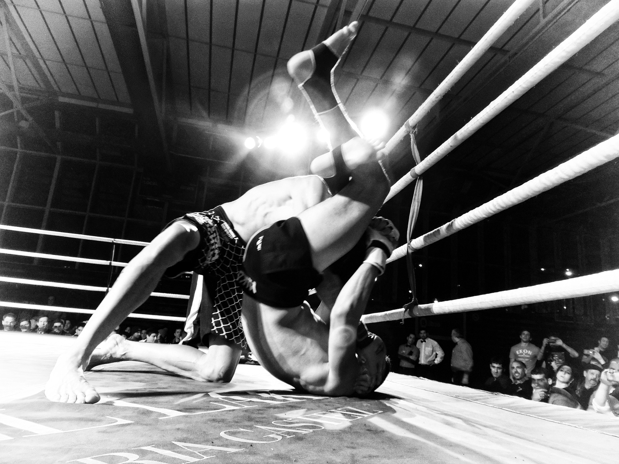 Antes del combate de fondo, combate profesional de MMA: Aratz Garmendia voltea a Joel Alvarez (Iñaki Mendizabal).