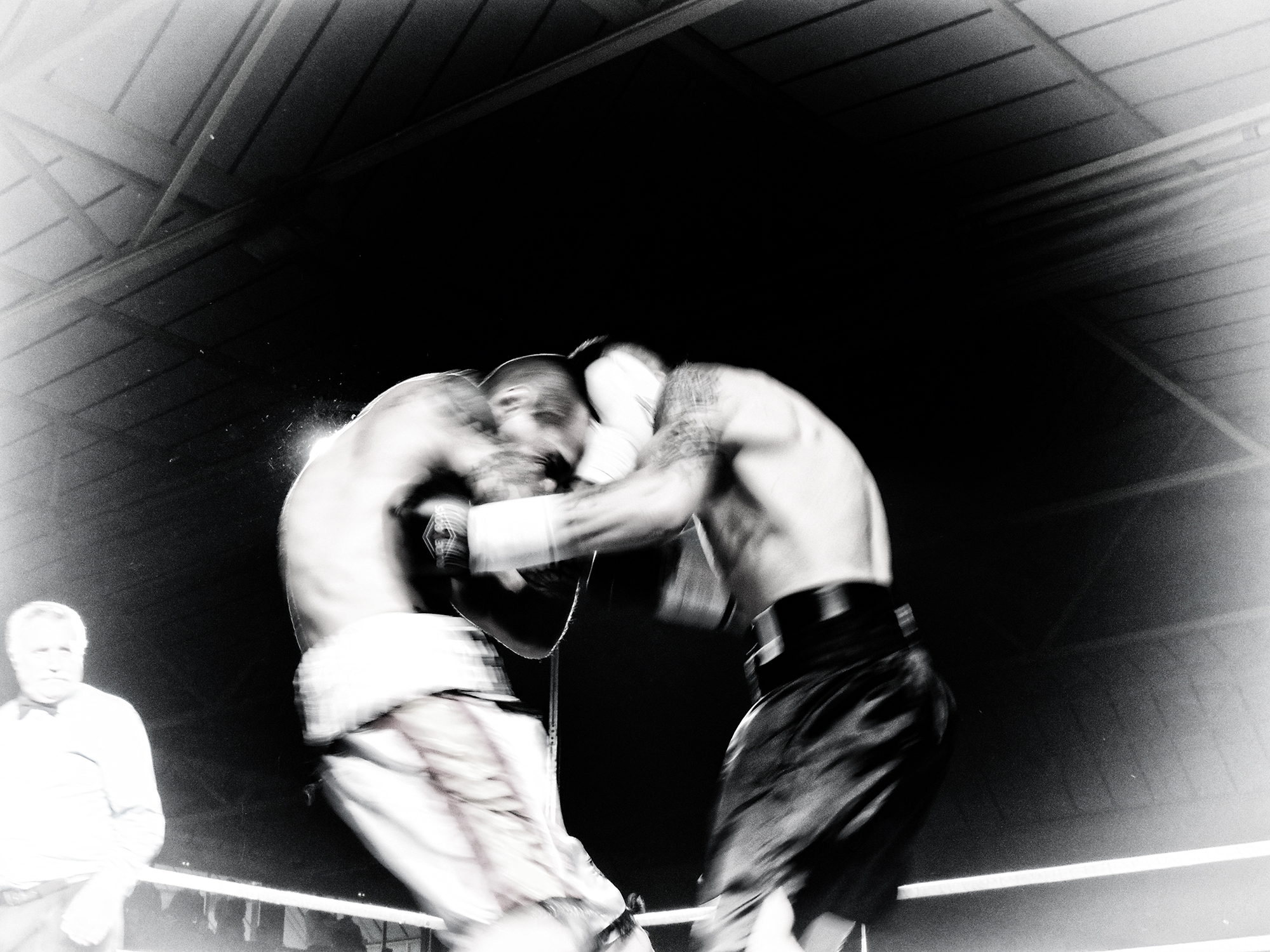 Boxeo en Bilbao: Ignasi Caballero y Kerman Lejarraga, en el centro del ring, el corazón del combate. (Iñaki Mendizabal) 