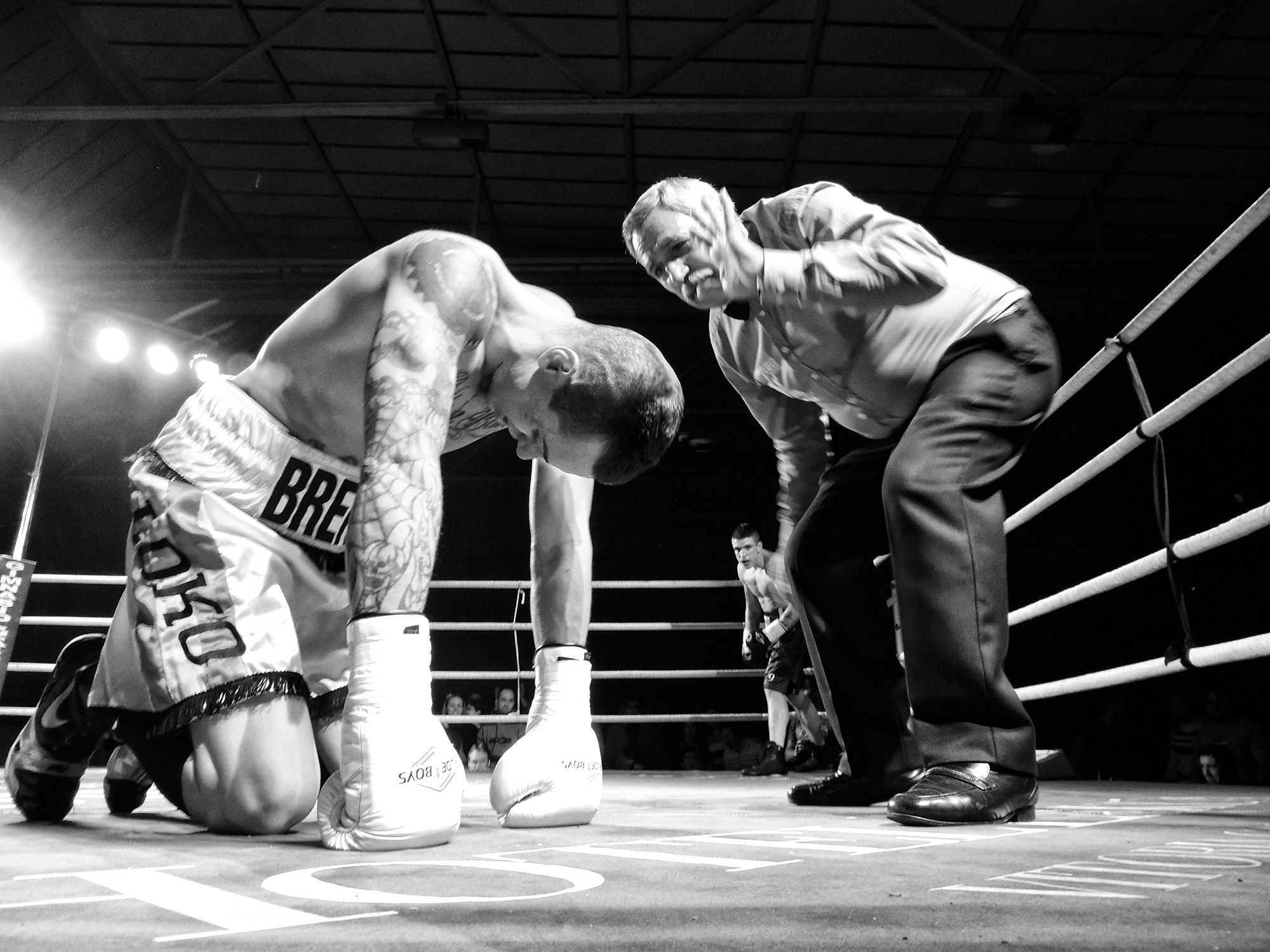 Han transcurrido 100 segundos de combate de boxeo, Kerman Lejarraga ha alcanzado a Ignasi Caballero con dos manos en el costado. Llega la primera cuenta. (Iñaki Mendizabal).