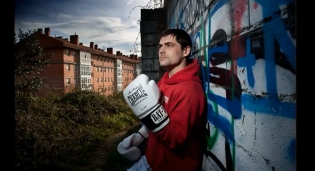 El boxeador profesional Andoni Gago, apoyado en una tapia de Otxarkoaga (Bilbao).