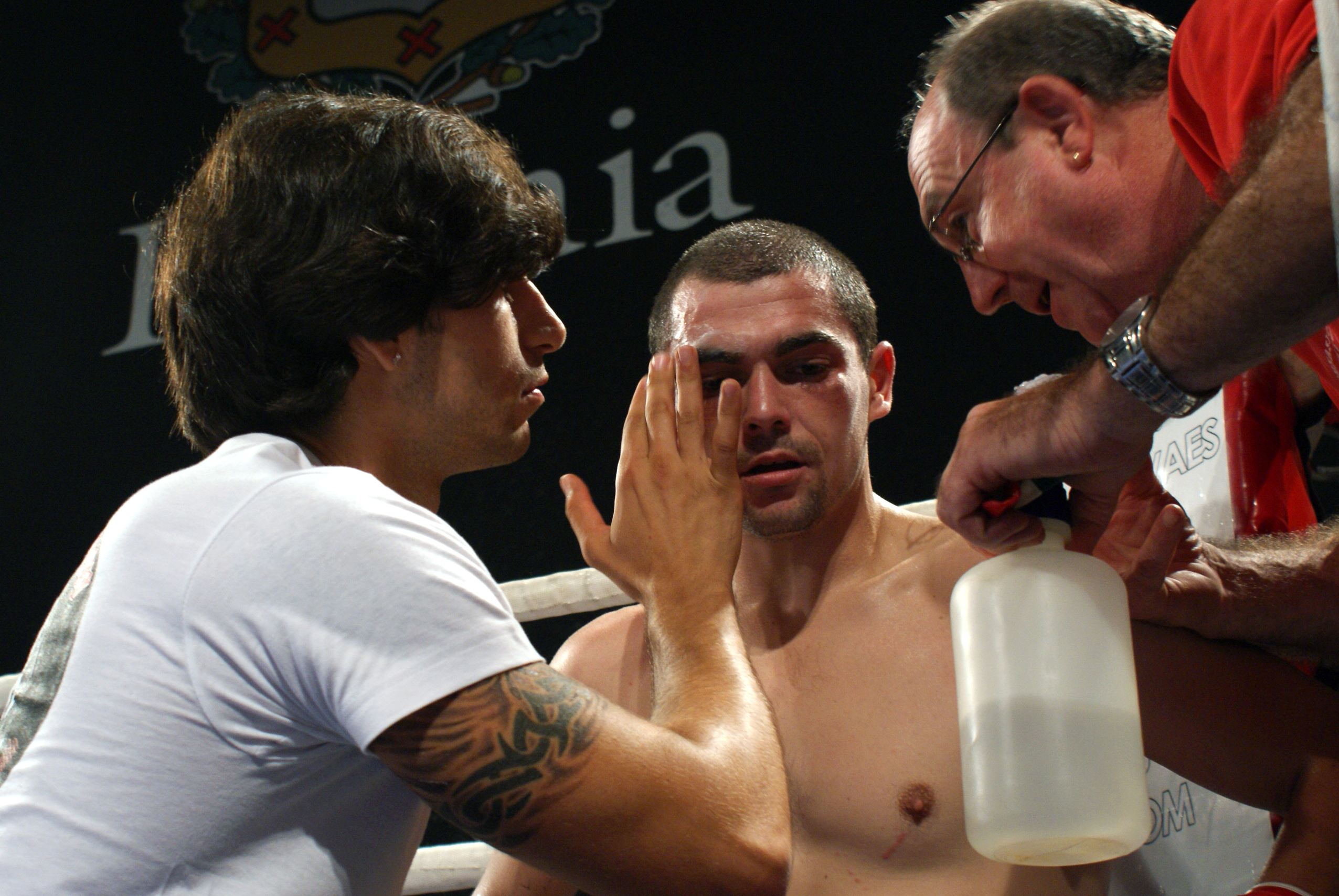 Txutxi del Valle y José Luis Celaya atienden y aconsejan a Andoni Gago entre dos rounds en el rincón del ring