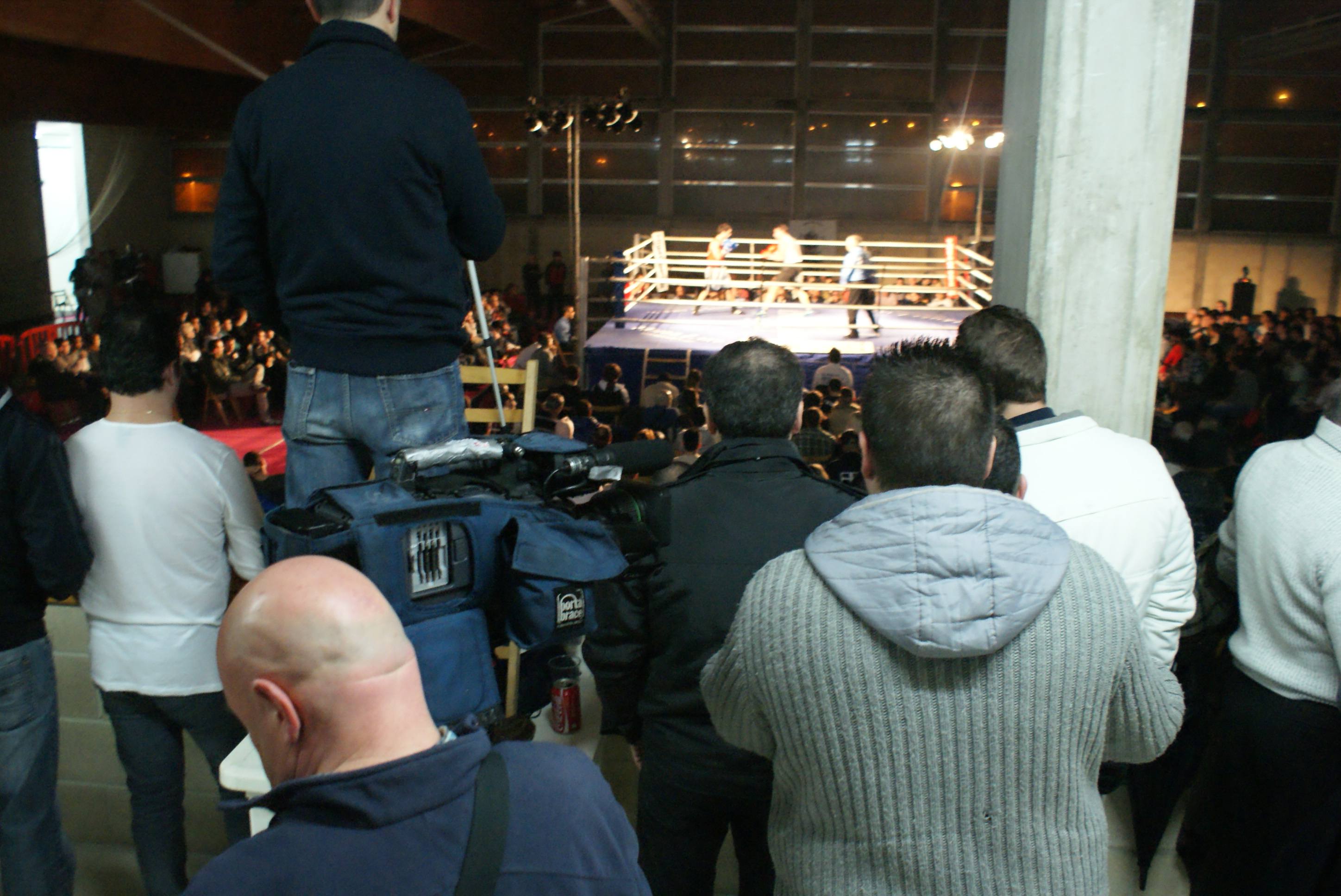 Programas como "Boxeo Izarrak" (ETB) o "Urban KO" (Tele 7) acuden a Zamudio a recoger imágenes de la velada. Muchas gracias a los medios que mantienen vivo el fuego del boxeo. Aunque, entre tanto público, no está fácil trabajar.