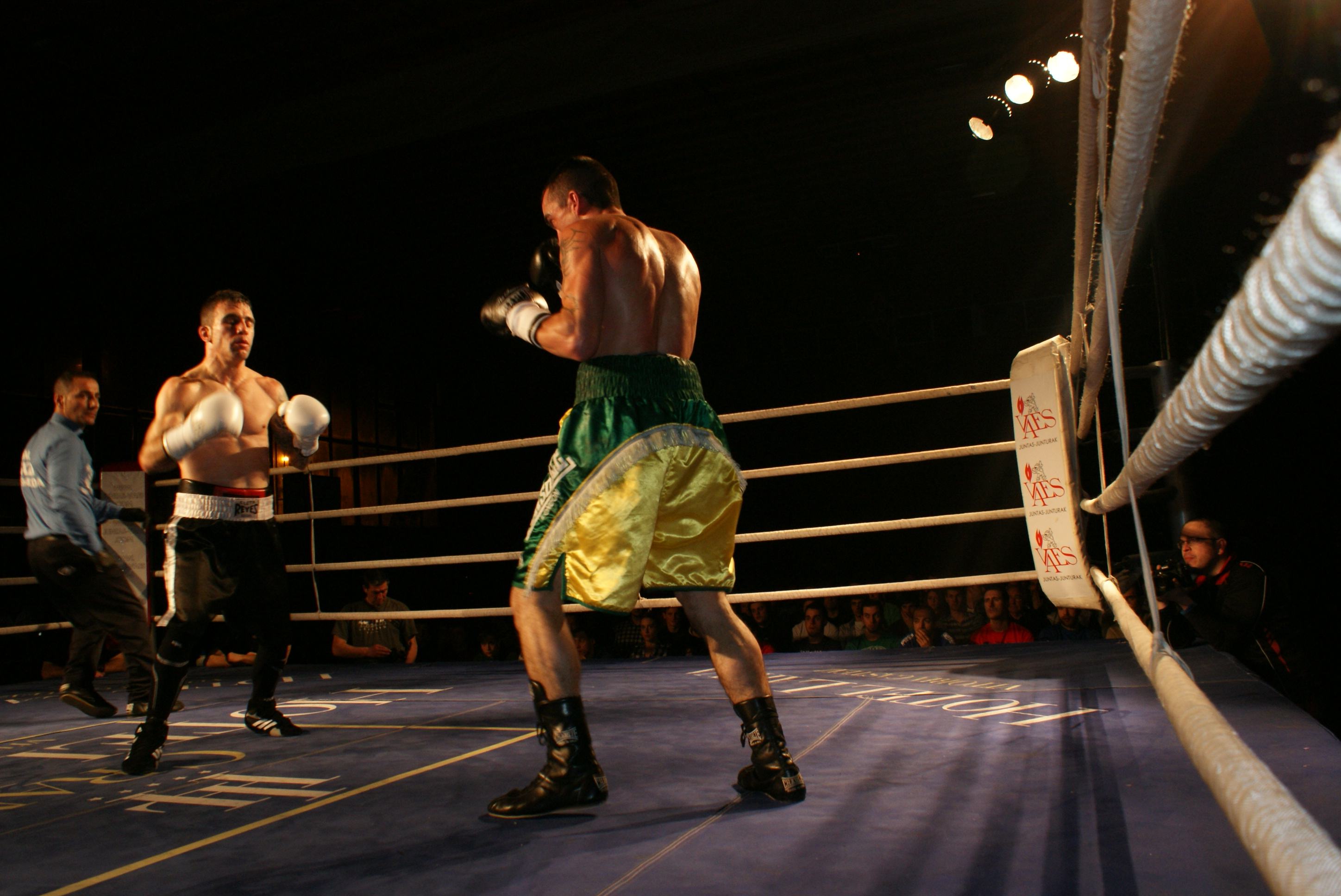 El boxeador profesional Javi Díaz, a la izquierda, mantuvo la iniciativa y el centro del ring ante un peligros Fernando Suarez en Getxo