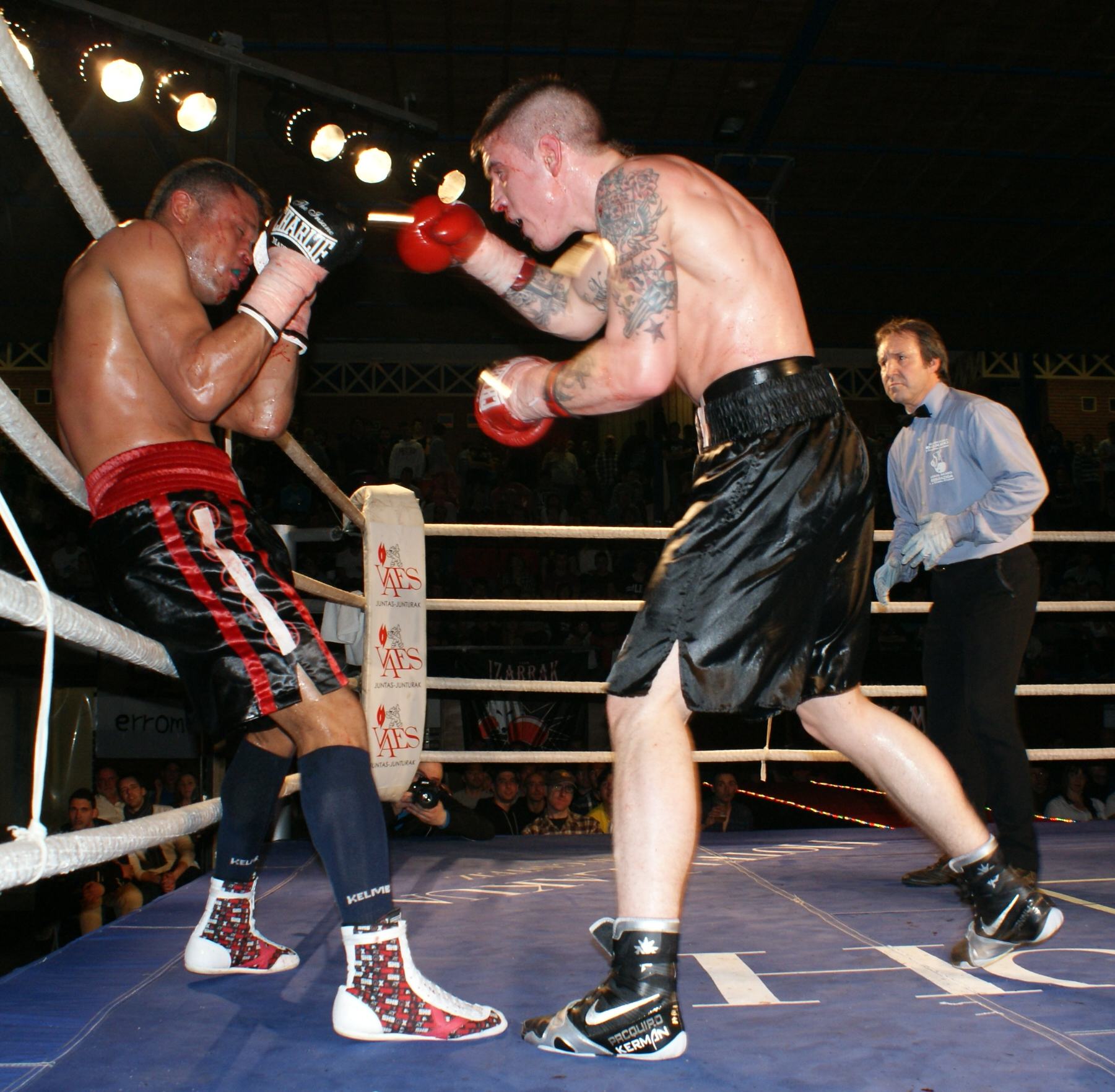 El boxeador profesional Kerman Lejarraga ataca a Santos Medrano en Getxo