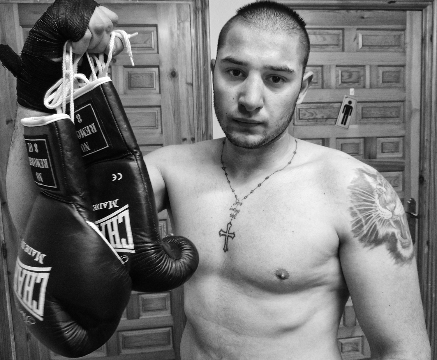El boxeador Miguel Gabarri posa con sus guantes tras un entrenamiento en Gasteiz Sport