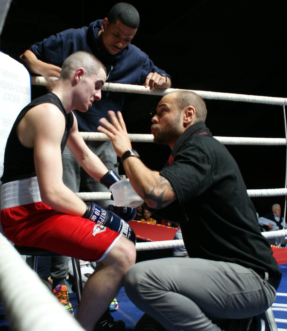 Boxeo, Xabier Burgueño escucha a Ramón Cid ante Ivan Seidi.