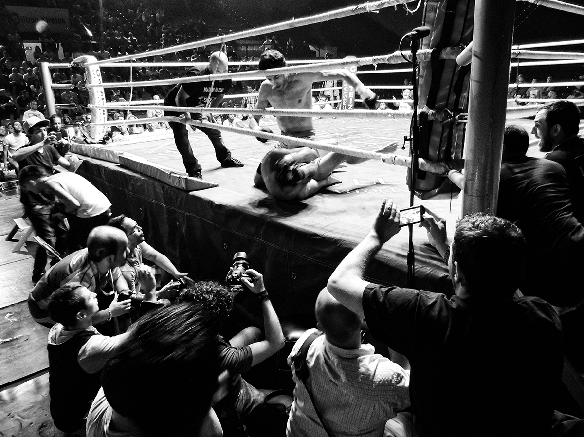 Garmendia obligará a que el rincón de su rival tire la toalla ante el frenesí de los fotógrafos. (Foto, Iñaki Mendizabal).