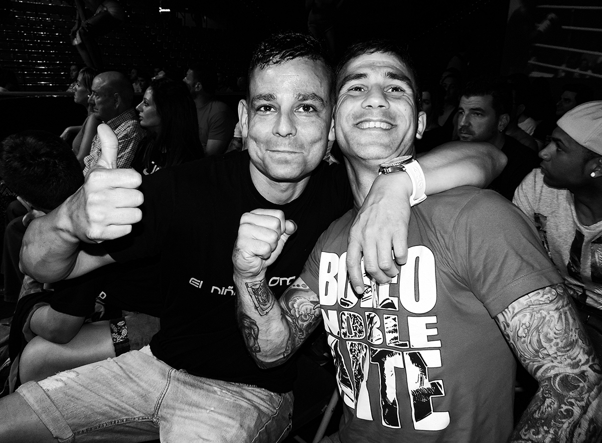 Arturo Fernández, la mitad de un equipo de creación de grandes boxeadores, y Javier Díaz, boxeador profesional supermosca en la báscula, superpesado por corazón. (Foto, Iñaki Mendizabal).