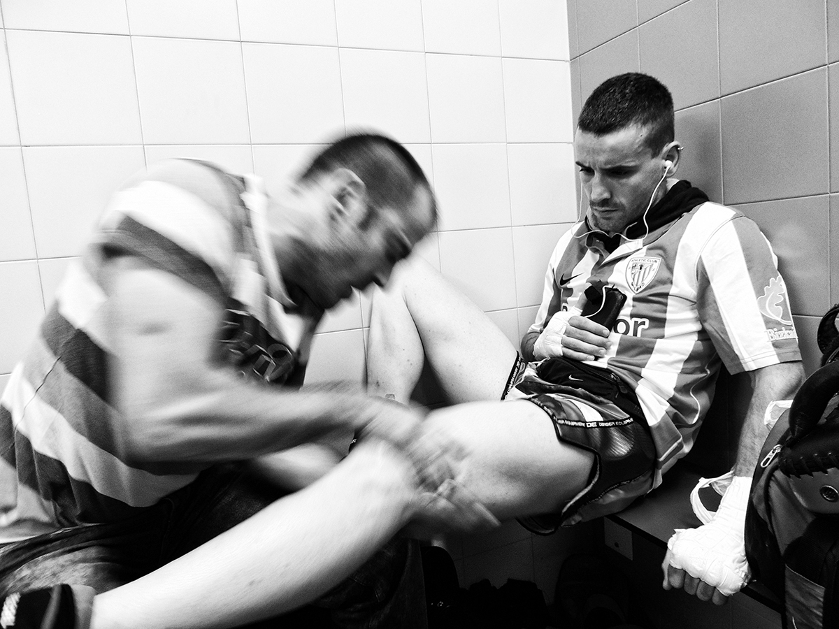 El masaje en las piernas del luchador de K1 Haritz López de Lacalle. (Foto, Iñaki Mendizabal).