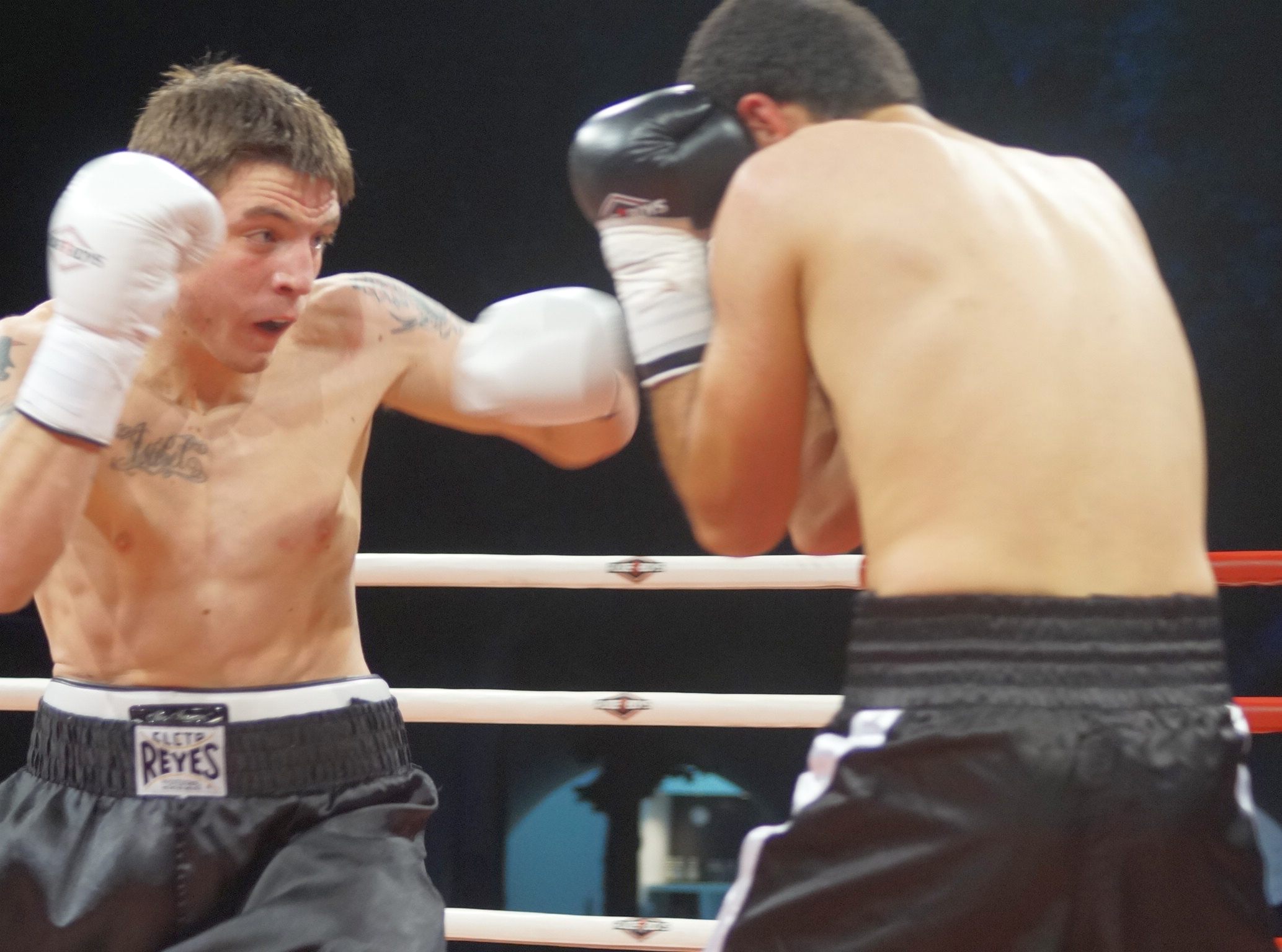 El boxeador profesional Kerman Lejarraga, a punto de lanzar la derecha que originó la segunda cuenta  de su rival, mediado el primer asalto del combate del Hipódromo de la Zarzuela. (Foto, EuskoBox).