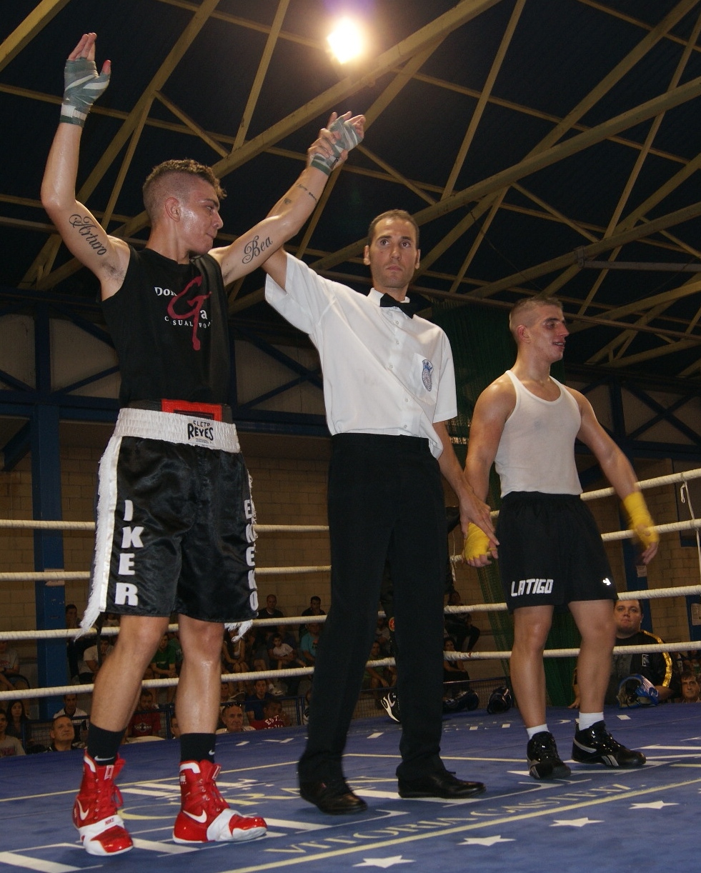 El árbitro levanta el brazo a Jon Fernández tras el combate de boxeo ante Sebas Pérez en Miranda de Ebro.