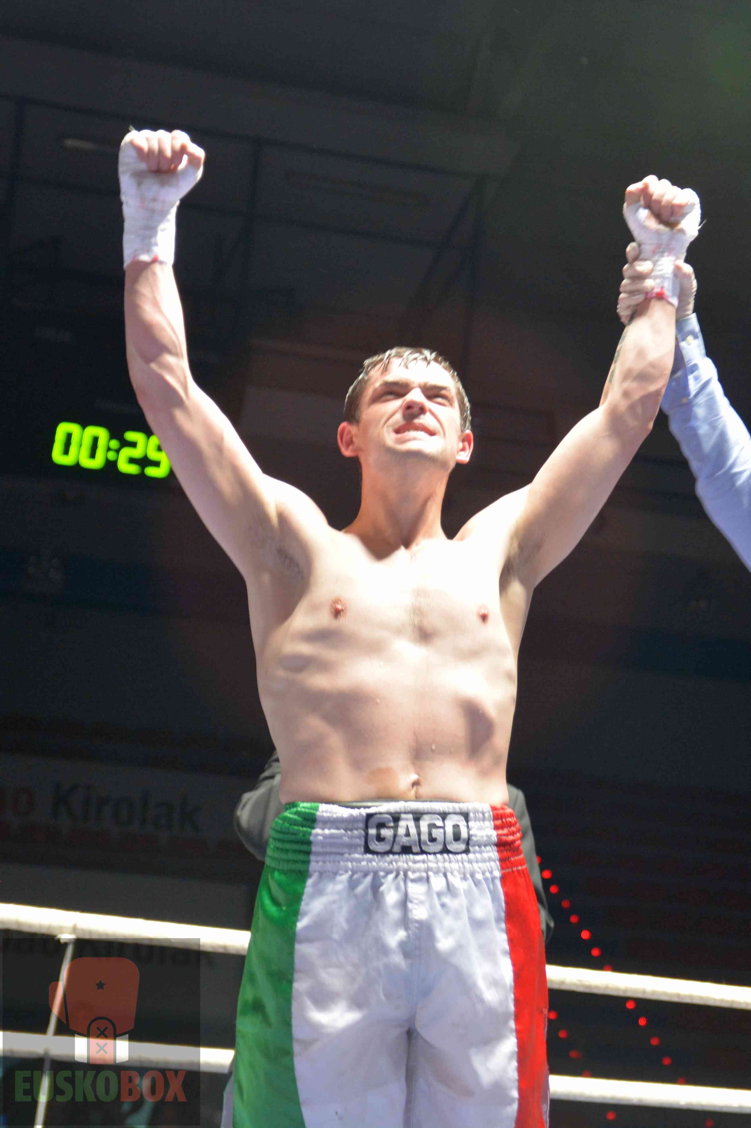 El boxeador profesional Andoni Gago es proclamado vencedor tras un combate