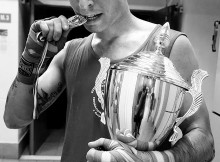 El getxoztarra Ibon Larrinaga con sus trofeos tras lograr el campeonato de Euskadi ante el miembro de la selección española, Sebas Pérez, hace unas semanas