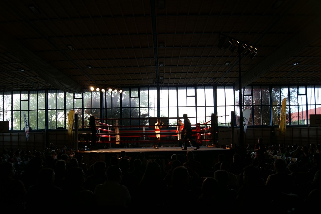 Boxeo profesional: Precioso aspecto del ring montado en el Polideportivo Fadura (Getxo, Bizkaia) 
