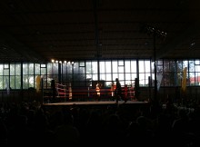 Precioso aspecto del ring montado en el Polideportivo Fadura (Getxo, Bizkaia) en la velada organizada por el club local, Izarrak.