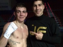 El boxeador profesional Jon Fernández, el día de su debut en el pugilismo de pago, junto a su tío, el luchador de K1, Jonathan Domínguez.