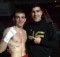El boxeador profesional Jon Fernández, el día de su debut en el pugilismo de pago, junto a su tío, el luchador de K1, Jonathan Domínguez.
