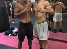 El invicto boxeador armenio residente en Marbella, Mikael Mkertchyan "Micha", y Torrisco tras una recientesesión de sparring.