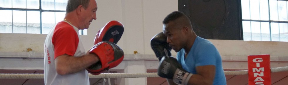 El preparador de boxeo José Luis Celaya pone las manoplas al boxeador Nacho Mendoza en el Gimnasio Gasteiz Sport de Vitoria