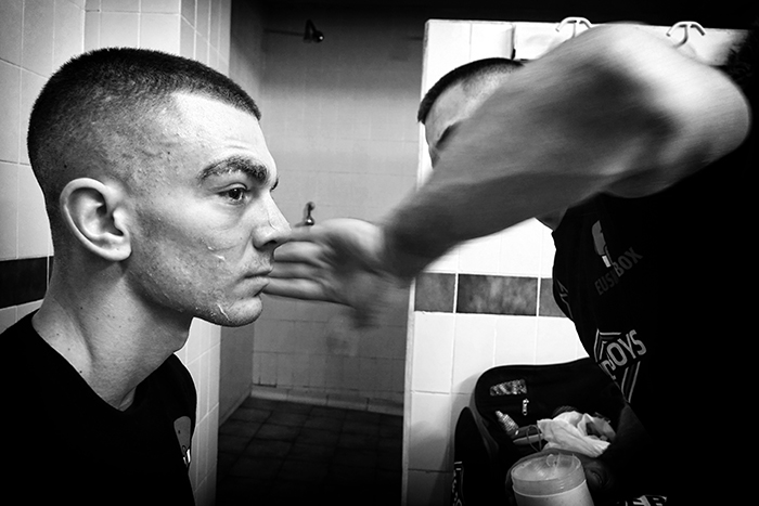 Igor Cabezas aplica la vaselina al boxeador Jon Fernández