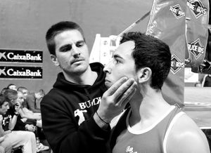 El preparador de boxeo Kepa Sabin atiende al boxeador Jon Nunez (Bizkaia) en la velada de Eibar (Gipuzkoa)