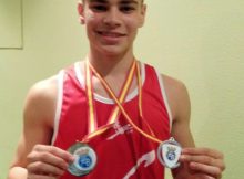 El boxeador Iker Fernández (Etxebarri, Bizkaia), con el oro ganado el año pasado y la plata de este