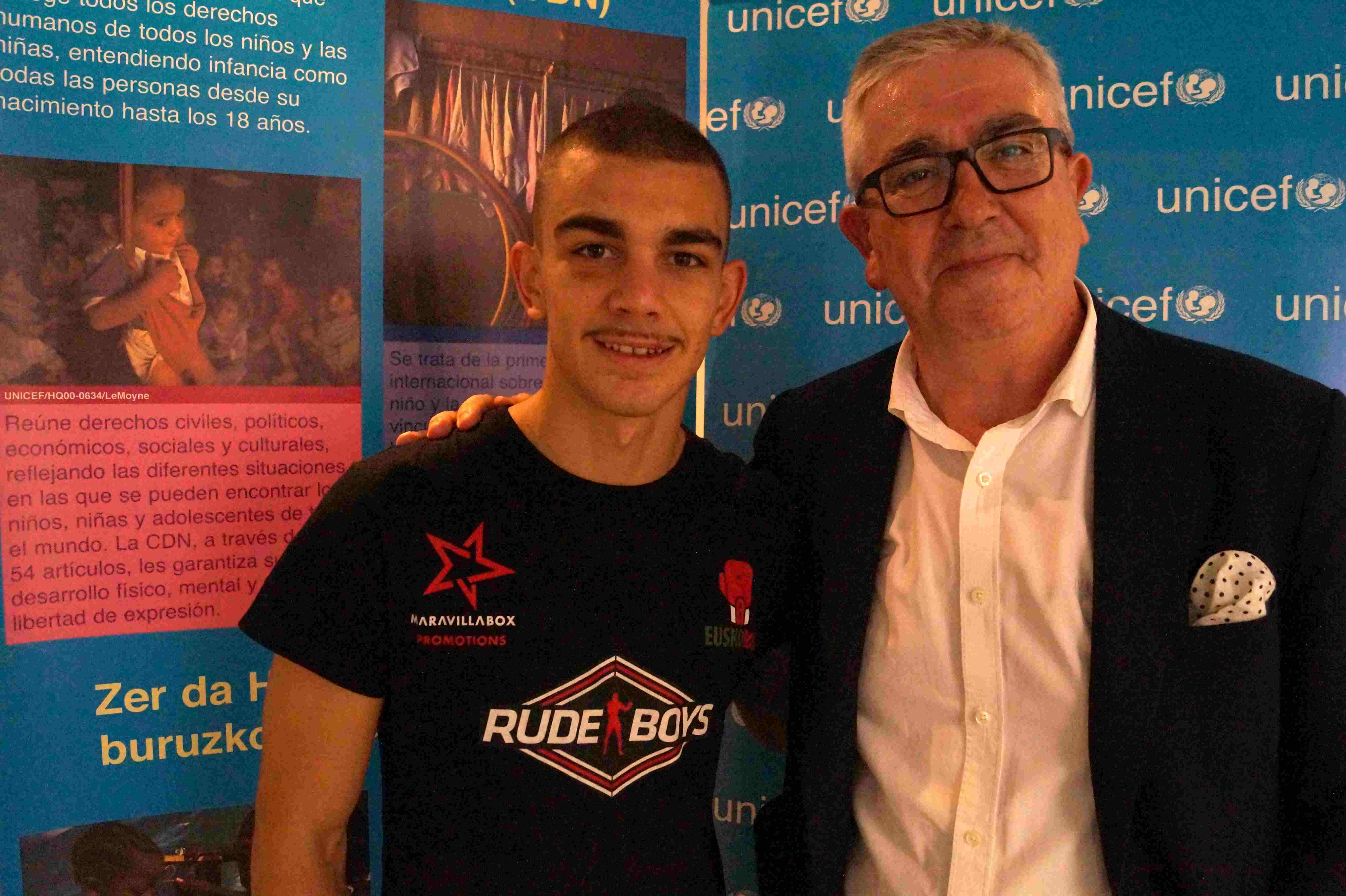 El boxeador Jon Fernández junto al presidente de UNICEF Comité País Vasco, señor Isidro Elezgarai