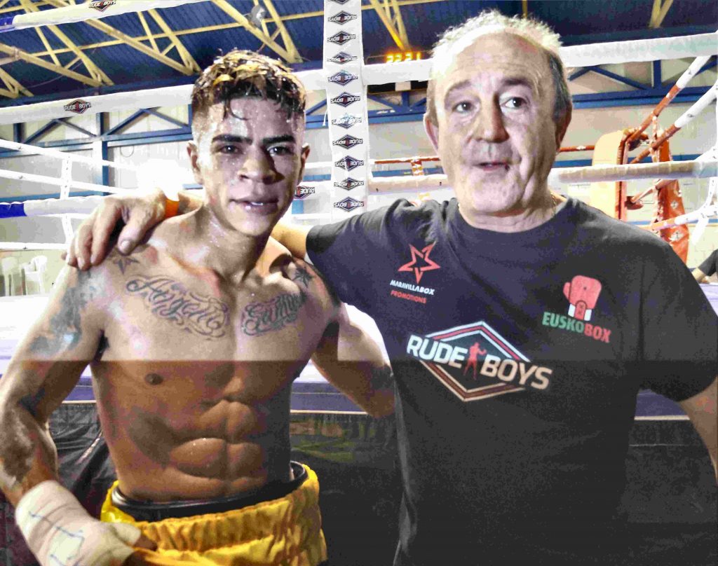 El boxeador Kevin Baldospino, tras la velada de Miranda de Ebro con su manager José Luis Celaya