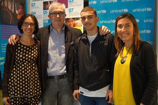 Las directivas de UNICEF-Comité País Vasco, Esther Guerrero y Elsa Fuente, con el presidente de la misma organización, Isidro Elezgarai, y el boxeador Jon Fernández. 