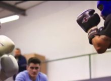 El boxeador de Etxebarri guantea con Carl Frampton en Las Vegas (EEUU) ante la mirada de Shawn McGuigan hace unos días.