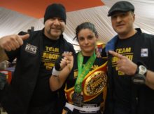 La boxeadora Jéssica Brunet con Jon Kepa Yebra y José Baena. Y el cinturón de campeona del torneo Spanish Legends.