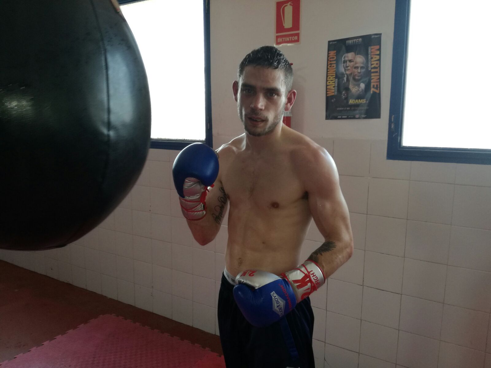 El boxeador profesional Ismael García durante un entrenamiento