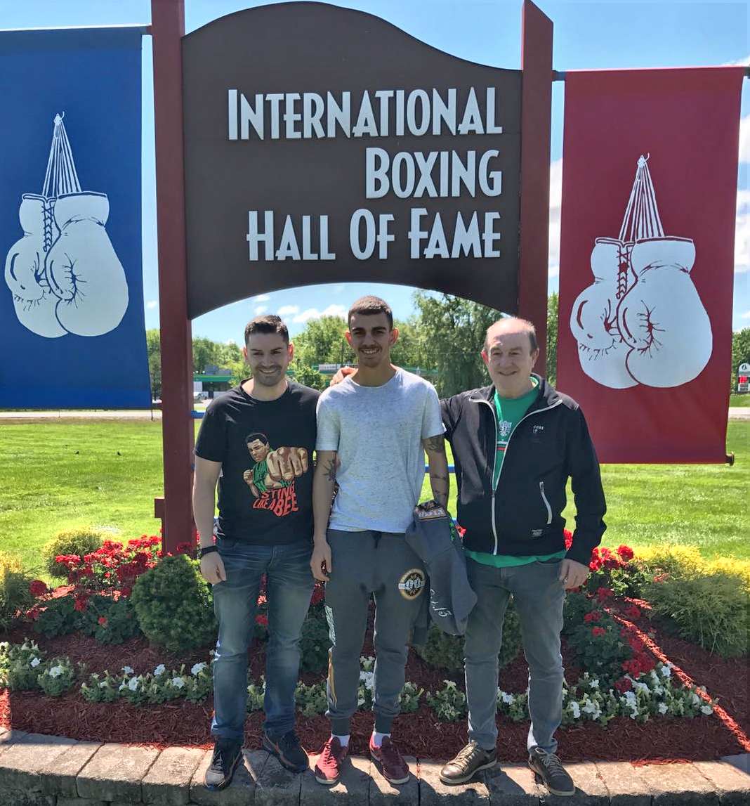 Tinin Rodríguez, Jon Fernández y José Luis Celaya, en el Salón Internacional de la Fama del Boxeo en Canastota, Nueva York