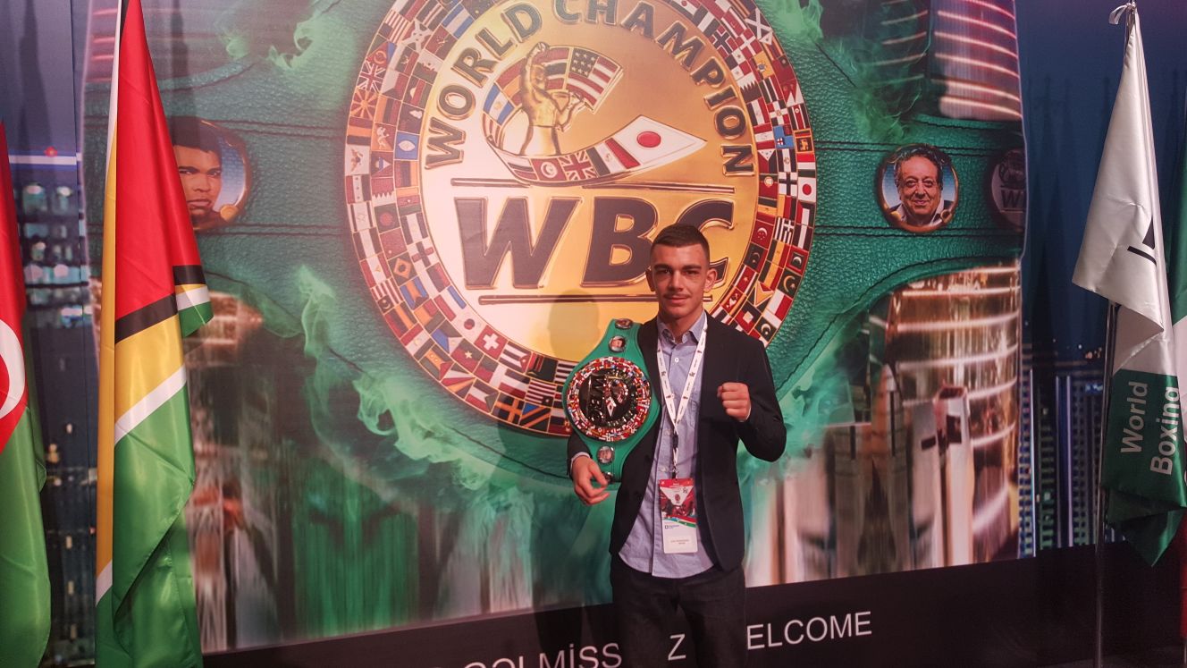 El boxeador vizcaíno, en el salón en el que se celebran las reuniones de la 55 convención anual del WBC-CMB