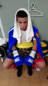 El joven boxeador mirandés en el vestuario del Martín Carpena de Málaga instantes antes de salir al ring.