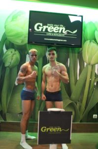 Los boxeadores profesionales Kevin Baldospino y Eduardo Cobos durante el pesaje en el Green