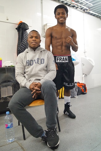 El boxeador profesional Natxo Mendoza y su hermano Fran en el vestuario del Iradier Arena minutos antes de saltar al ring.