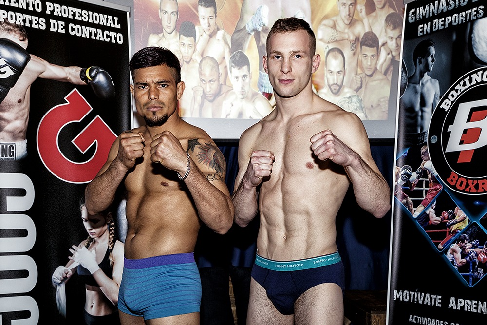 Los boxeadores profesionales Artem Sukhanov y Féliz Matamoros, en el peso para su combate de mañana en la localidad navarra de Berriozar
