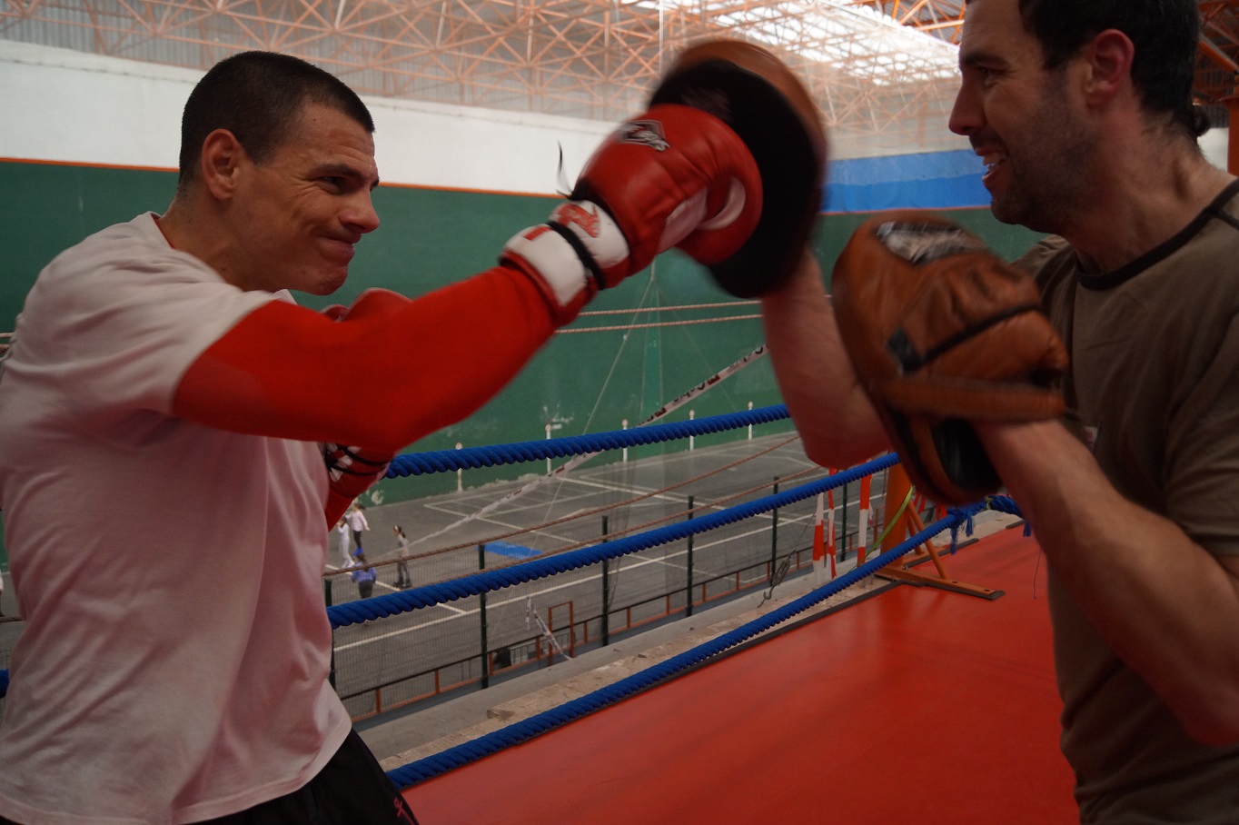 El boxeador getxotarra Guillermo Rivero haciendo manoplas esta semana con Sendoa Jurado.