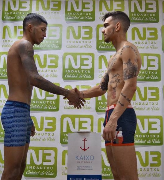 Los boxeadores Juan Huertas y Jon Fernández se saludan tras el pesaje.
